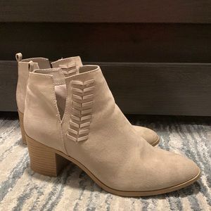 Qupid Women’s Taupe Ankle Boots